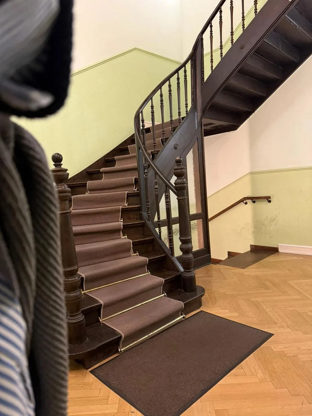 Frisch gereinigtes Treppenhaus mit gepflegter Holztreppe